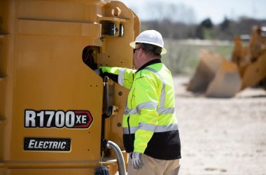 cat02 Imagen de trabajador reparando equipo de maquinaría